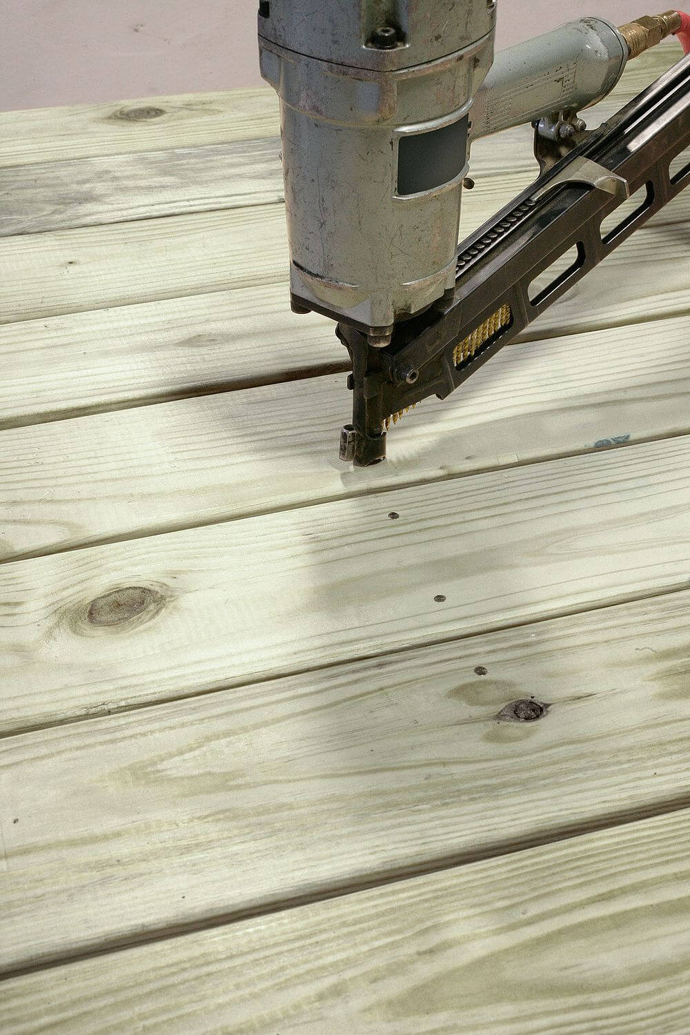 20°–22° Plastic Strip, Full Round Head, Screw-Shank Nail